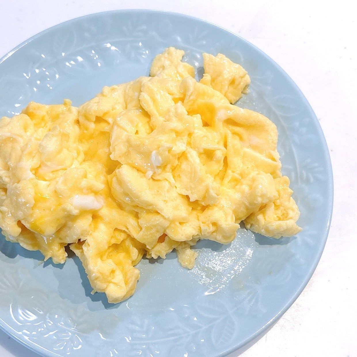  「ケチャップだけじゃない」小さじ1で激変。朝のスクランブルエッグが和風になる“意外な調味料” 