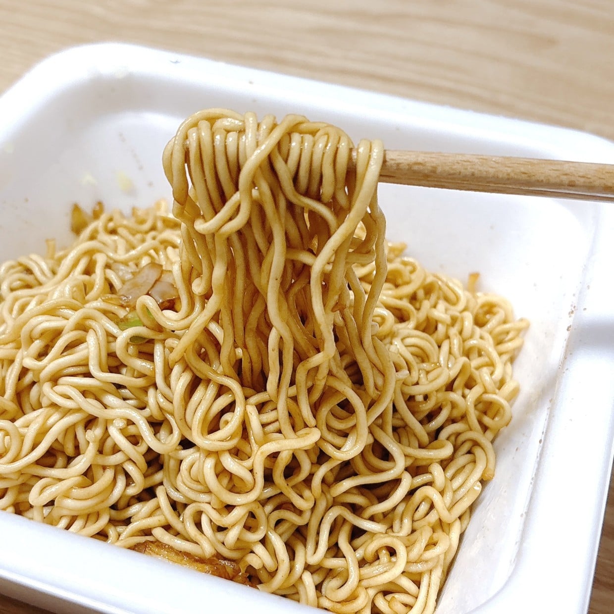 違和感ゼロで驚いた。「カップ焼きそば」に"小さじ1"加えるだけの【夏のさっぱりアレンジ】 