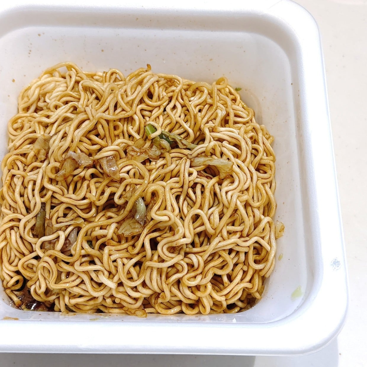  いつもの「カップ焼きそば」がサクサクになる。ひと口食べるごとに楽しくなる“大さじ1アレンジ” 