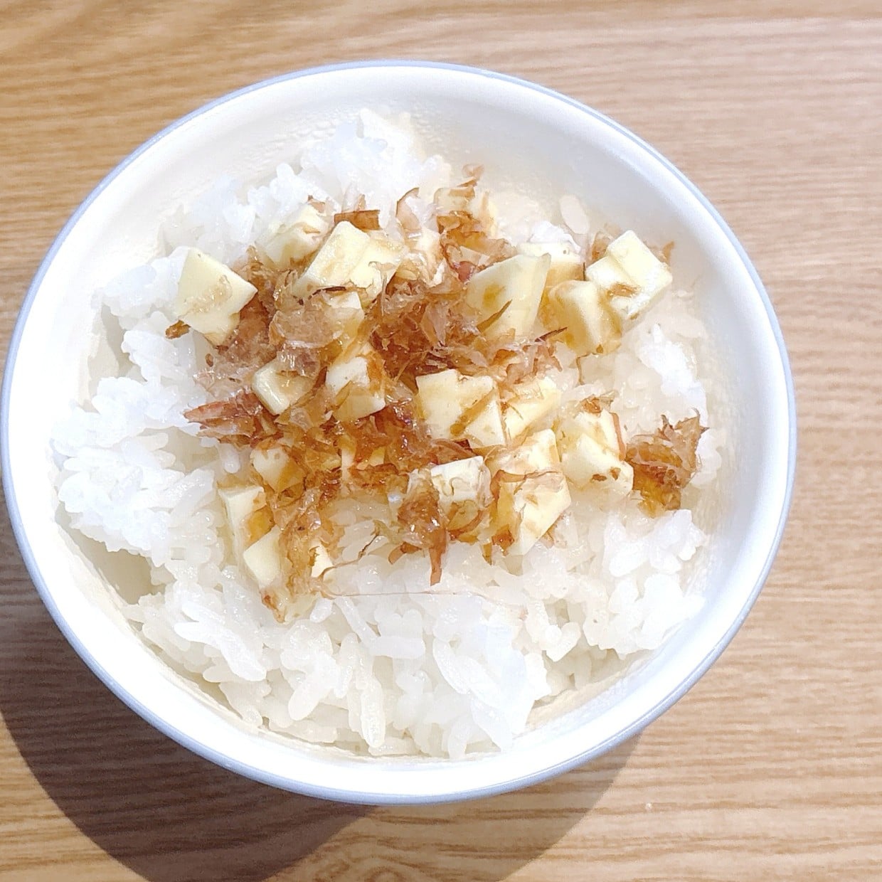  朝、忙しくても【1分】で完成！いつのもごはんが“ごちそう”になる「チーズおかかごはん」 