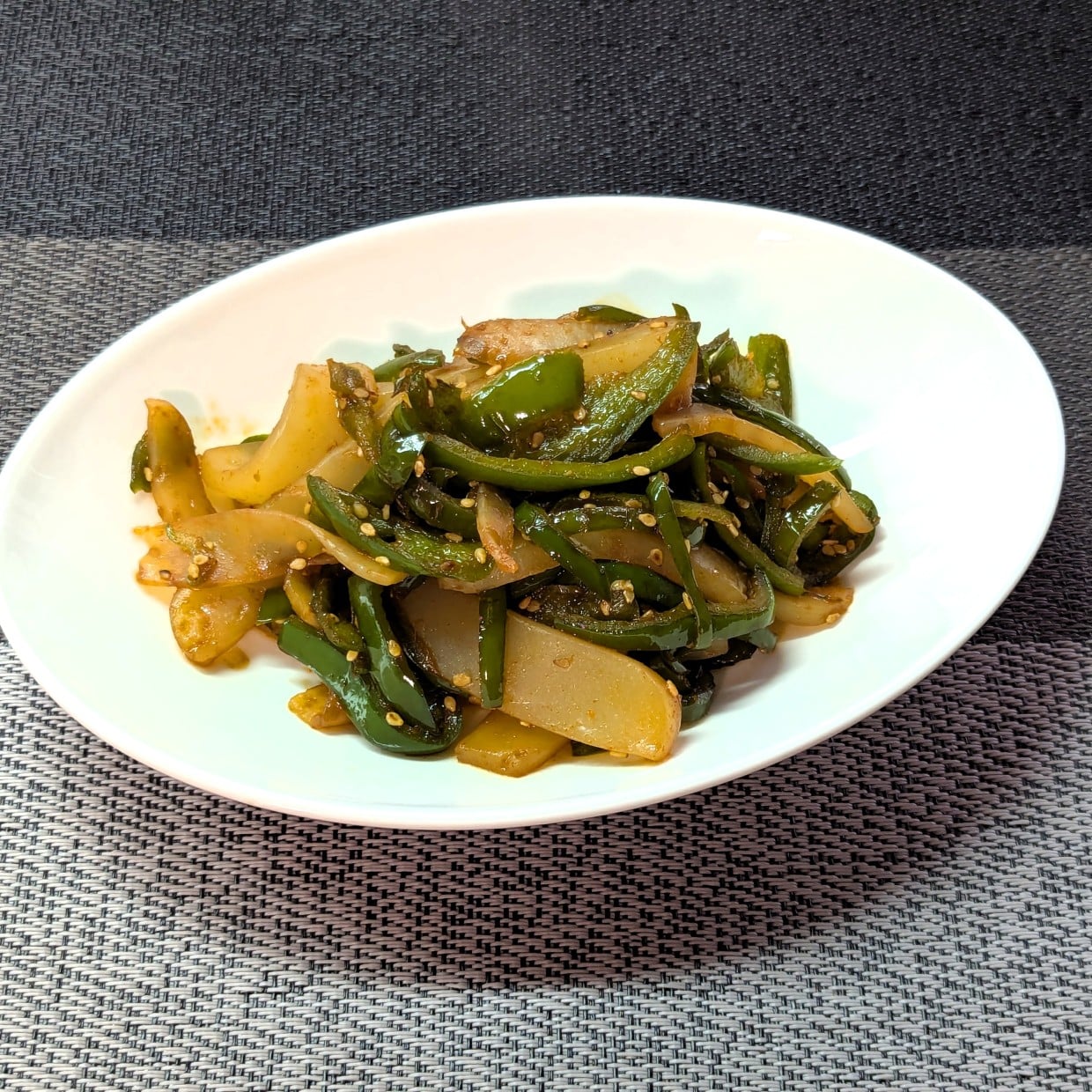  旬の「ピーマン」はこんにゃくと炒める。ご飯がすすむ節約おかず「濃厚な味わい」 