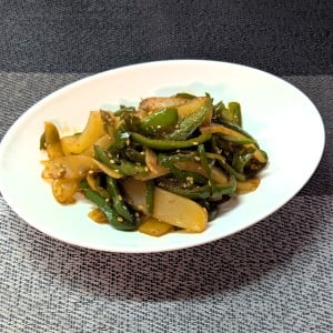 旬の「ピーマン」はこんにゃくと炒める。ご飯がすすむ節約おかず「濃厚な味わい」
