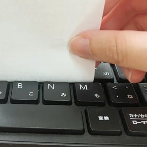 ふせんをキーボードの隙間に差し込むと…スッキリ！「ちょうど気になってた」「片手で簡単」