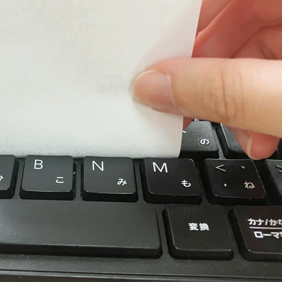  ふせんをキーボードの隙間に差し込むと…スッキリ！「ちょうど気になってた」「片手で簡単」 