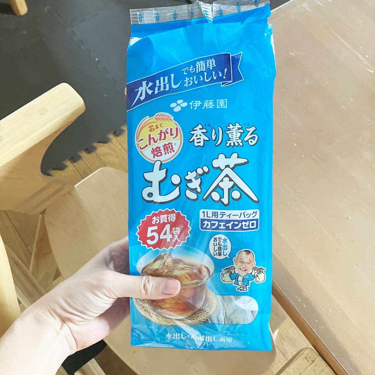  夏に麦茶ヘビロテの人、捨てずに正解！「麦茶パックの外袋」を2〜3回折り返すと…「ちょうどいい！」 