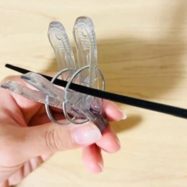  洗濯バサミ2つを結束バンドでつなぐと！【便利な結束バンド活用術3選】「クローゼットでも活躍」 