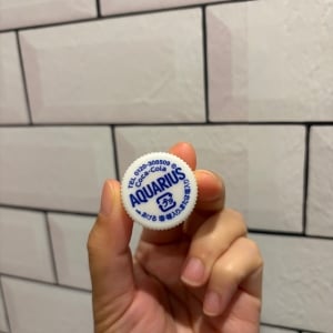 「ペットボトルのふた」を裏返すだけの【ちょい置き活用術3つ】「転がらない」「助かる」