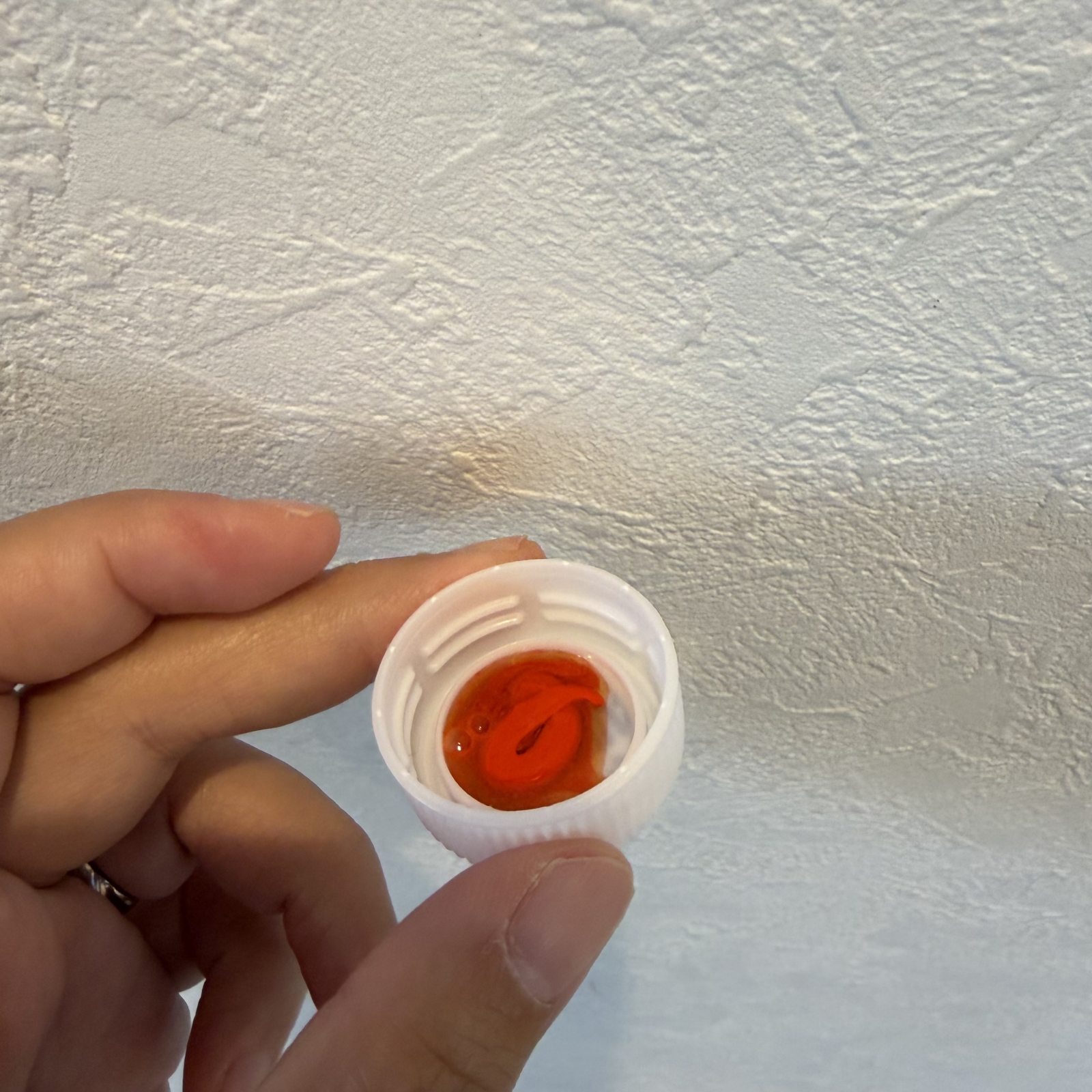 絵の具のパレットとして活用：ペットボトルのフタに絵の具を入れたところ