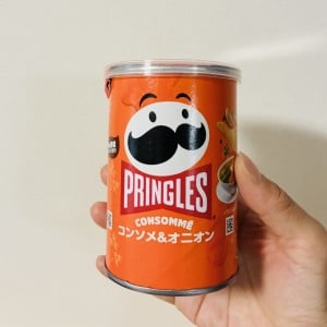 「プリングルズ」の空き容器のフタを丸くくり抜くと…「置きやすい」「サイズがいい」【便利な活用術】