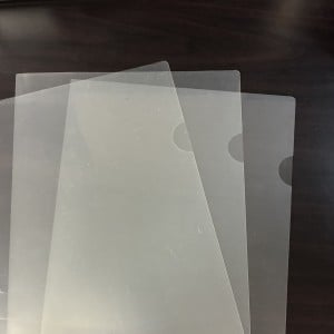 クリアファイルを切って丸めると「汚れたら捨てられる」「使いやすい」【便利な活用術】