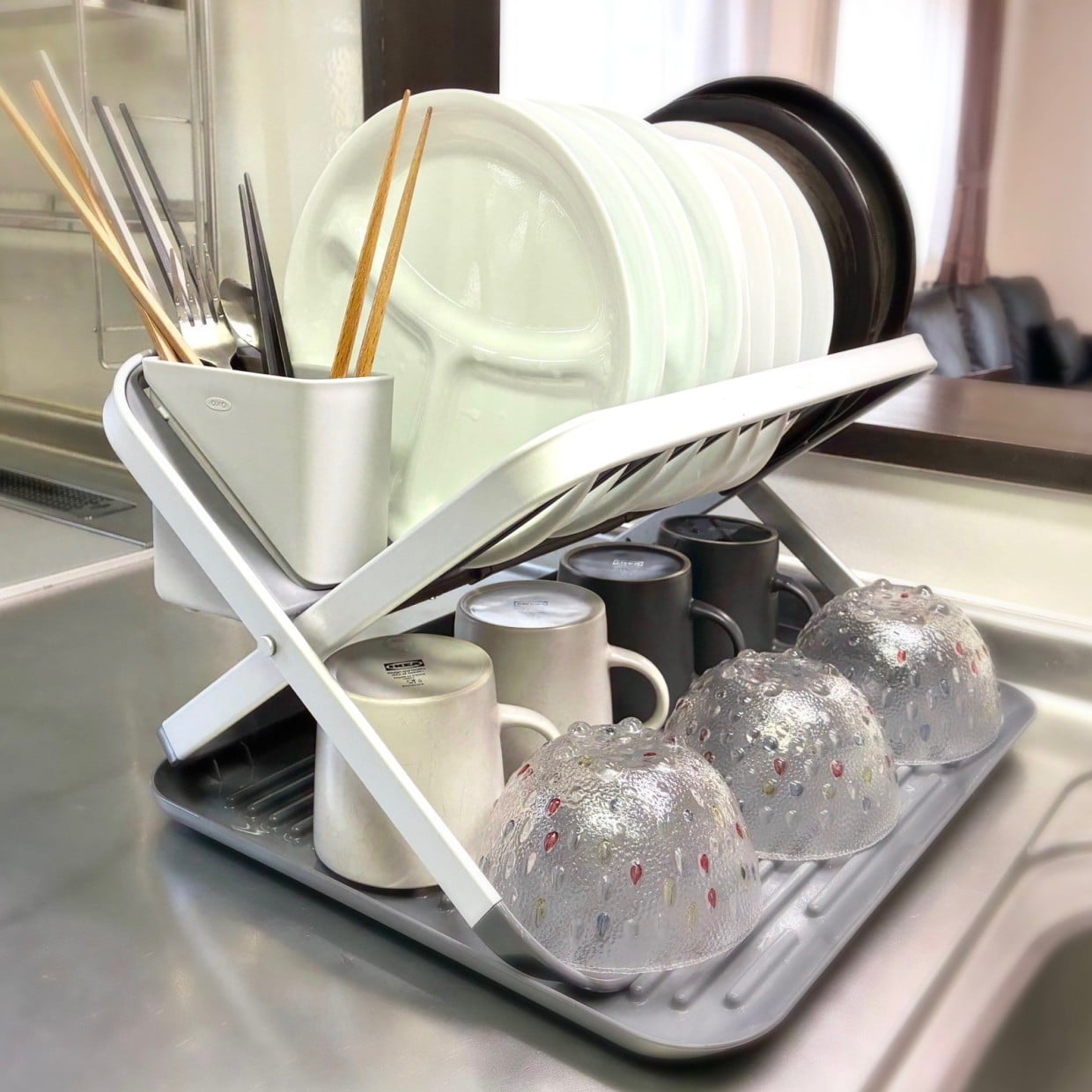  「もっと早く買えばよかった」OXO（オクソー）の水切りカゴで、作業台がせまくなる問題が解決した！ 