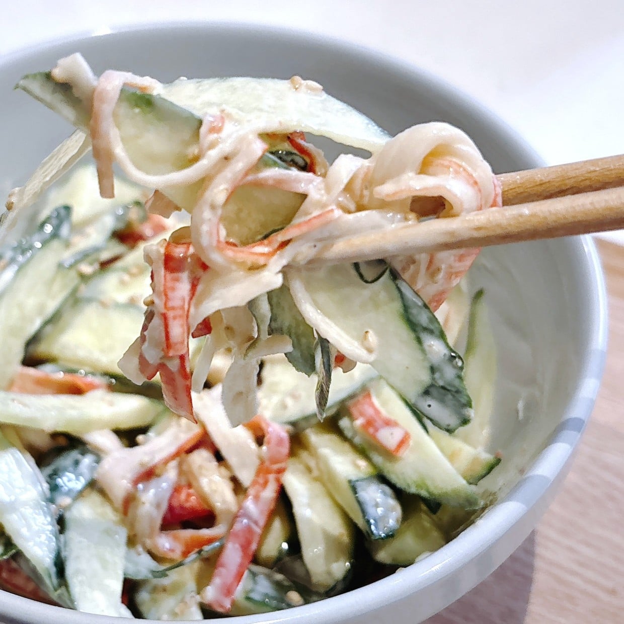  【1分クッキング】きゅうりとカニカマを和えるだけの“コク旨副菜”「味付けはマヨネーズだけじゃない」 