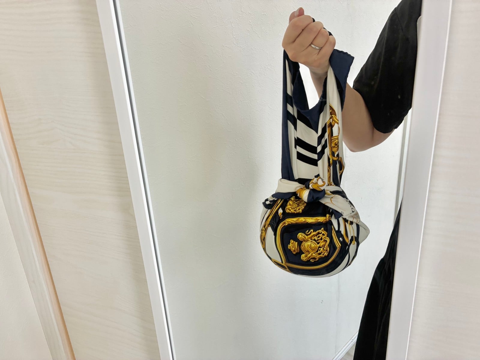 スカーフでスマートに持ち運べる