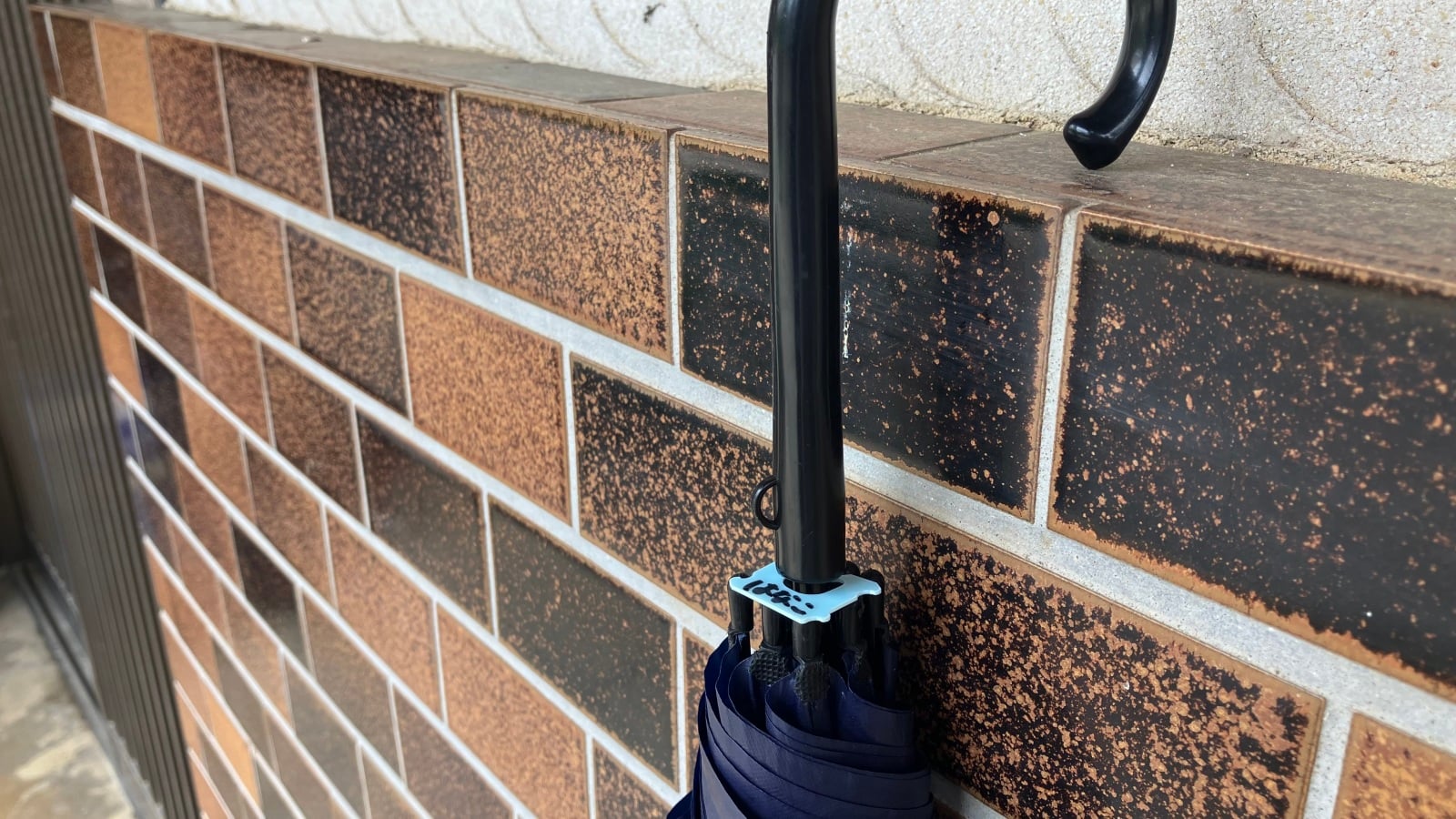 傘の目印にパンの留め具を使用した様子