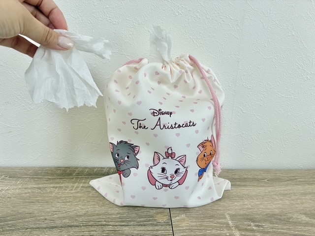 用意した巾着袋の中にトイレットペーパーをそのままコロンと入れるだけ！
