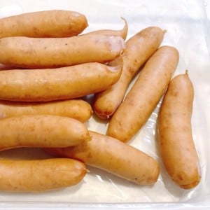 家族で取り合いになる。ロピアの「薫煙荒挽ウインナー」は焼くだけで期待以上のうまさ