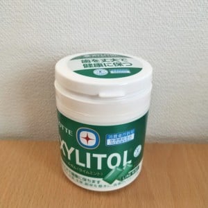 ガムの空きボトル容器に入れてみると「持ち運べる」「フタが助かる」【便利な活用術3選】