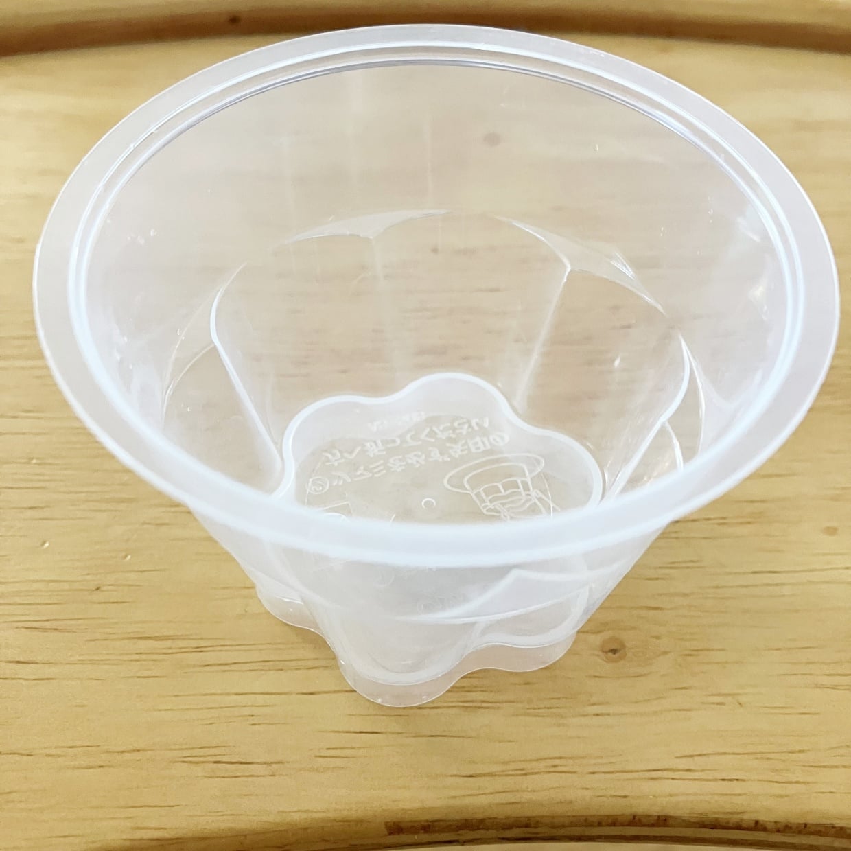  食べてすぐ捨てたら後悔する。“プリンカップ”を置くだけで「自立する」「高さもいい」【便利な活用術】 