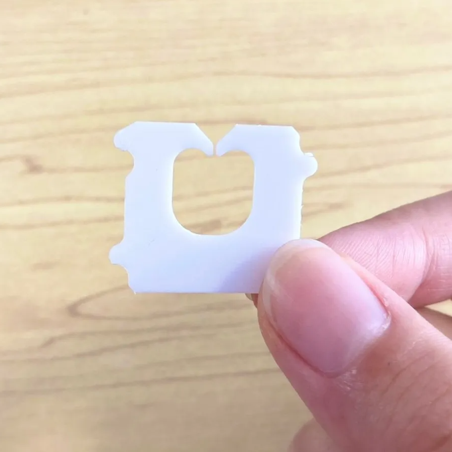  パンの留め具をハンガーにくっつけると「洗濯ものを干すときにいい」【パンの留め具の便利な活用術3選】 