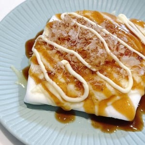 【1分クッキング】はんぺん1枚で大満足。"チーズをのせてチンするだけ"のお好み焼き風おかず