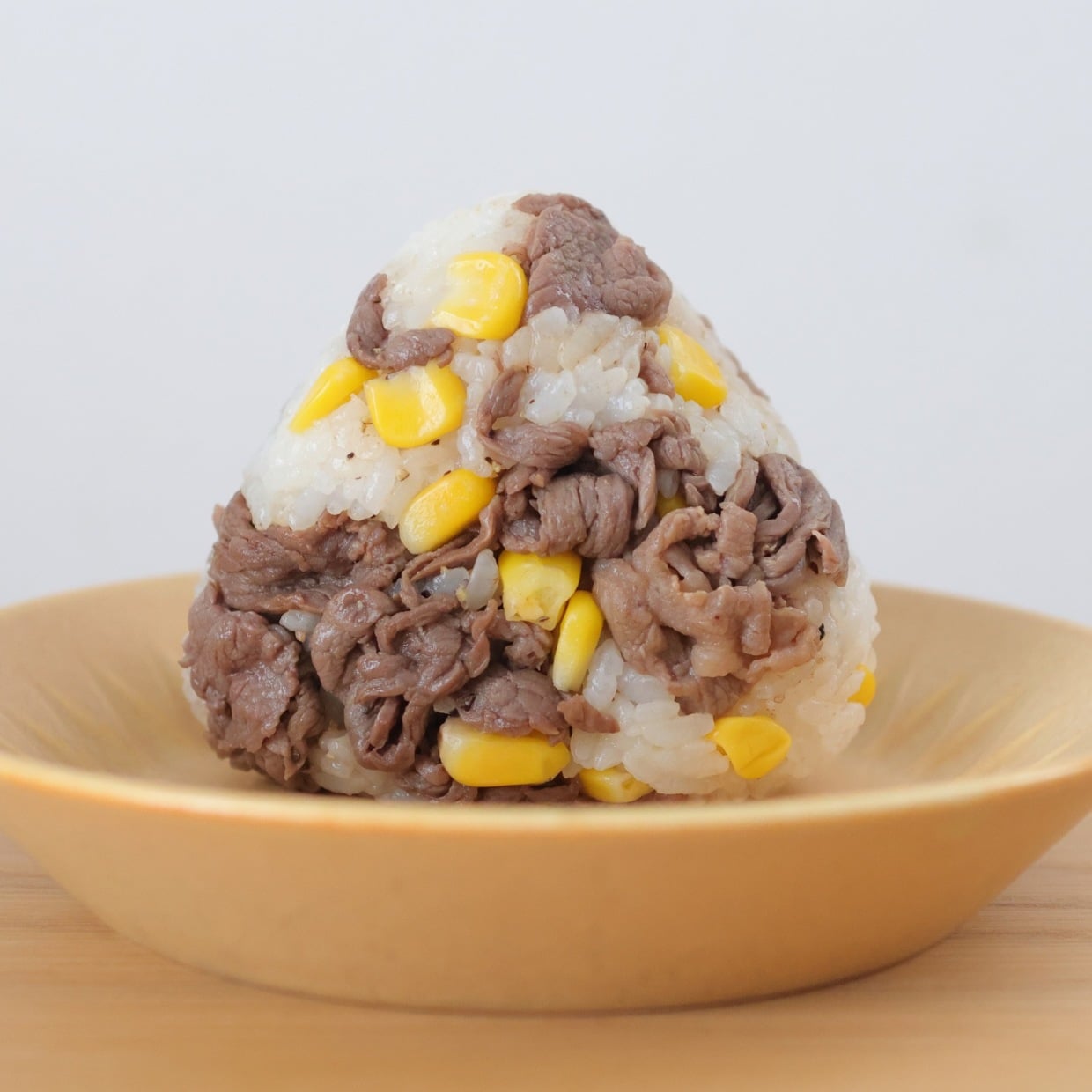  夏休みのお昼は「牛肉」とコーンで。おかずいらずの簡単おにぎり「子どもがよろこぶ」 