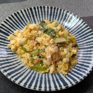 余った「豆腐」と「卵」は一緒に炒める。ふわとろ食感の簡単おかず「ワンパン10分でできる」