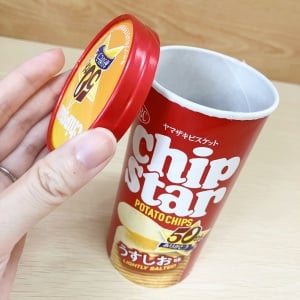 捨てなかった人は正解！チップスターの空き容器に入れるだけ【便利な活用術】「すっきり収納できた」