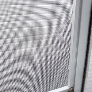網戸の汚れを落とすのに雑巾は不要？「手が汚れなくていい」「水もいらない」【夏の掃除術】