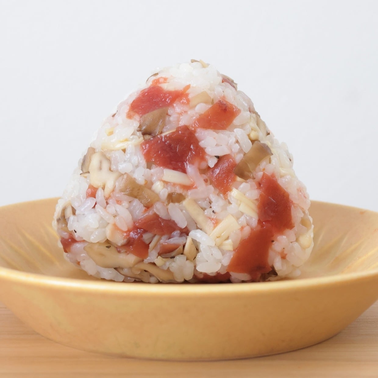  朝「梅おにぎり」に混ぜるだけ！食物繊維がたっぷり摂れる2つの食材「ダイエット中にもおすすめ」 