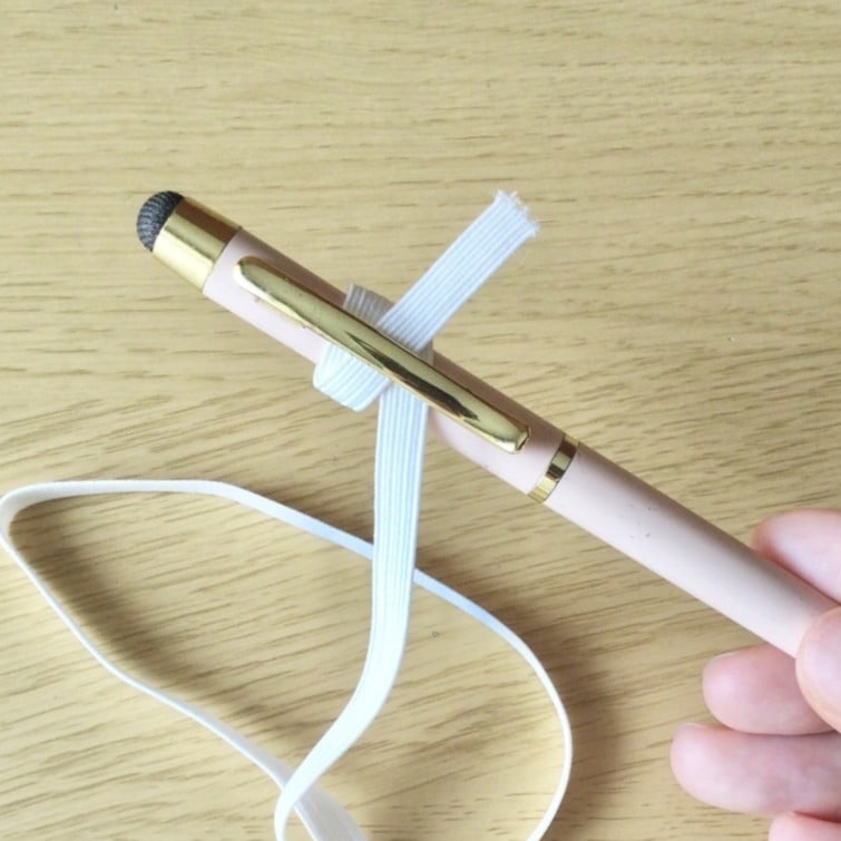  インクの出ないボールペンにゴムひもを通すと「長年の悩みが解消した」【便利な活用術3選】 