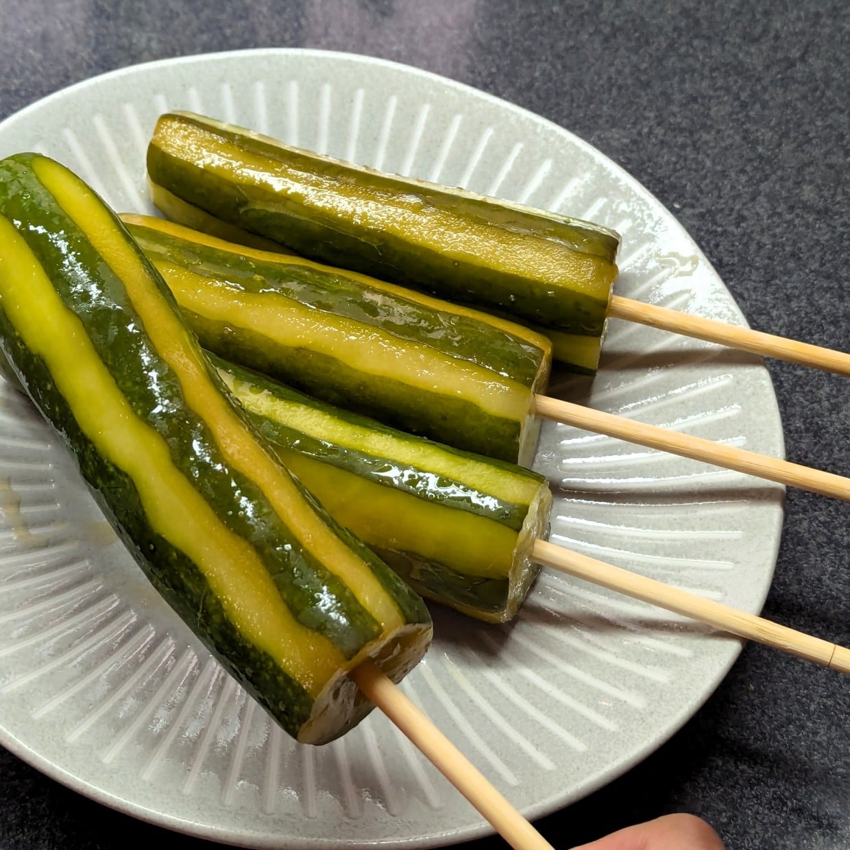  もう「きゅうり」はサッとゆでる。味しみ抜群の一本漬け「お祭り気分を味わえる」 