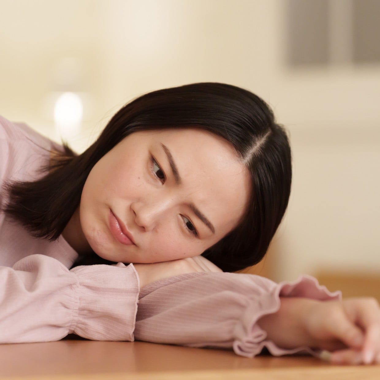  「寝る前のSNSは要注意」やめると自然に“自己肯定感”が高まる夜習慣3つ【心理カウンセラーが解説】 