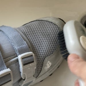 「靴を洗うのが苦じゃなくなる」3COINSで見つけた330円の掃除ブラシ
