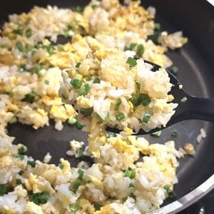 「1本入れるだけ」肉がなくてもチャーハンが旨味たっぷりになる“ストックしたくなる調味料”
