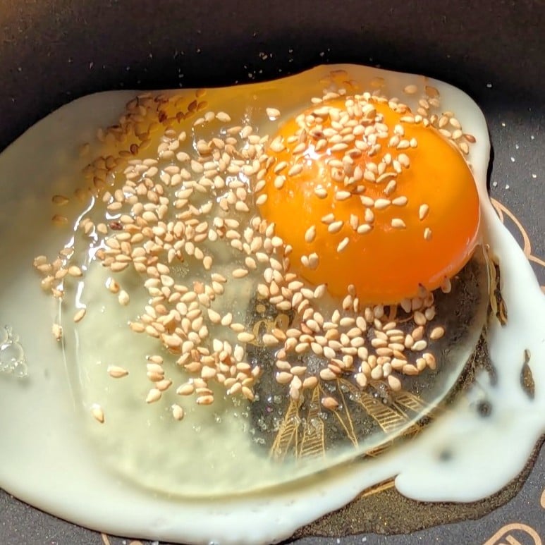  目玉焼きを焼く前に「小さじ2」入れてみて！韓国風の味わいに仕上がる調理法 