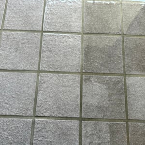 ザラザラのタイルにも！"玄関の黒ずみ"を5分でやさしく落とす【白さが蘇る夏の掃除術】