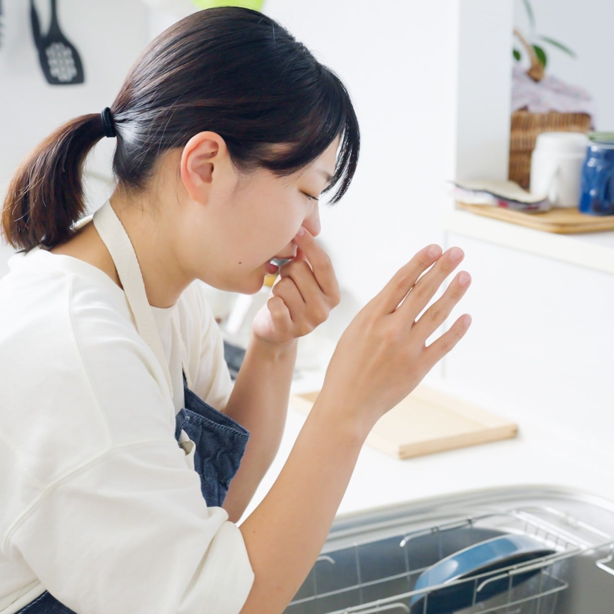 「寝る前のひと手間で変わる」「ゴミ捨てだけじゃ不十分」キッチン排水口付近の臭いを防ぐ【簡単対策3つ】 