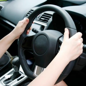 真夏日の「車のハンドルが激アツ」問題を解決する2つの方法「すぐマネしたい」【車のライフハック】