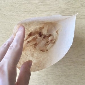コーヒーフィルターにコーヒーじゃないものを入れると「意外な代用品に」【便利な活用術】