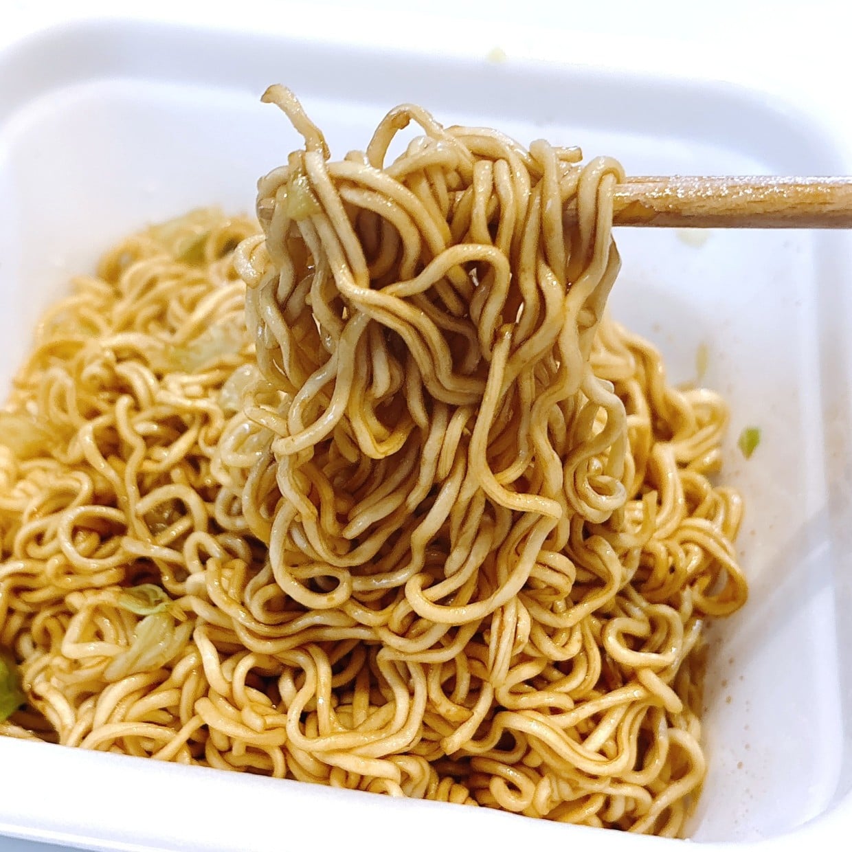  カップ焼きそばに小さじ1入れると「重くない」「さわやか！」【夏のかんたん味変術】 