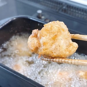 から揚げ用の鶏肉に茶色い調味料を大さじ1まぜると「時間がたってもおいしい」【味変！料理術】
