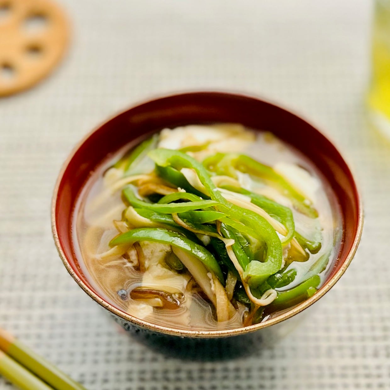  夏の「みそ汁」に入れるだけ！食物繊維も摂れる“2つの食材”「冷めてもおいしい」 
