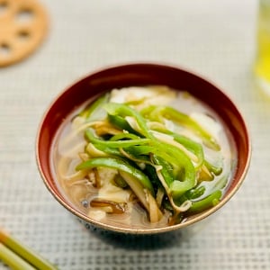 夏の「みそ汁」に入れるだけ！食物繊維も摂れる“2つの食材”「冷めてもおいしい」