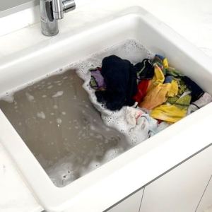 洗剤を溶かした40度のお湯にタオルをつけ置きしたら「びっくり」「思っていた以上」【洗濯の知恵】