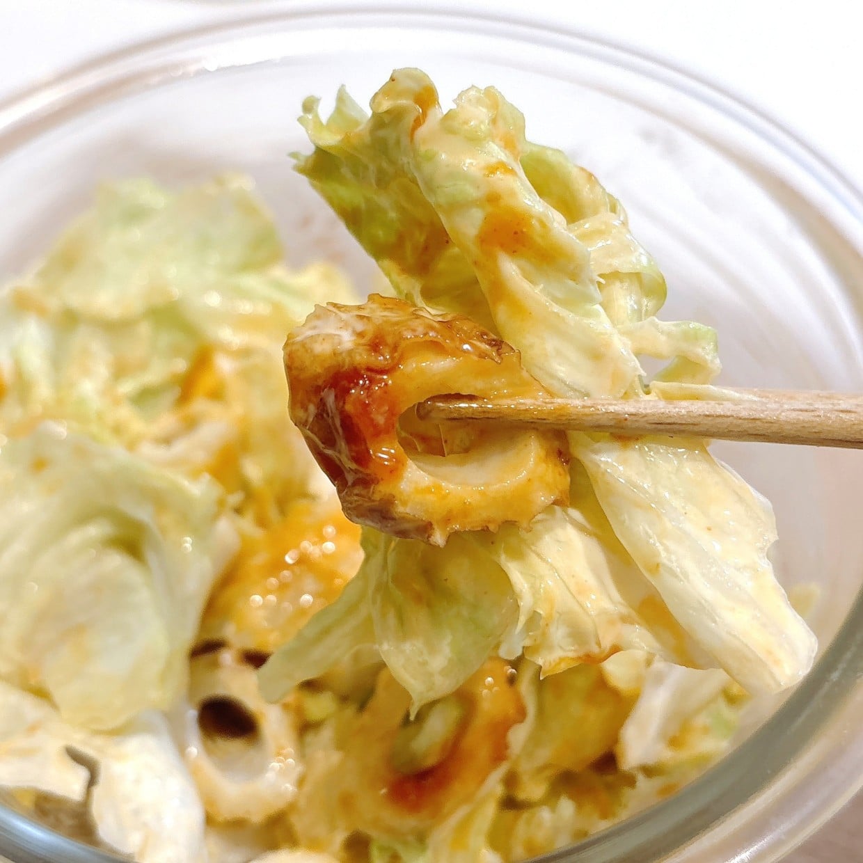  【1分クッキング】レタスとちくわをあえるだけ「いつもと違う味付けで新鮮」 