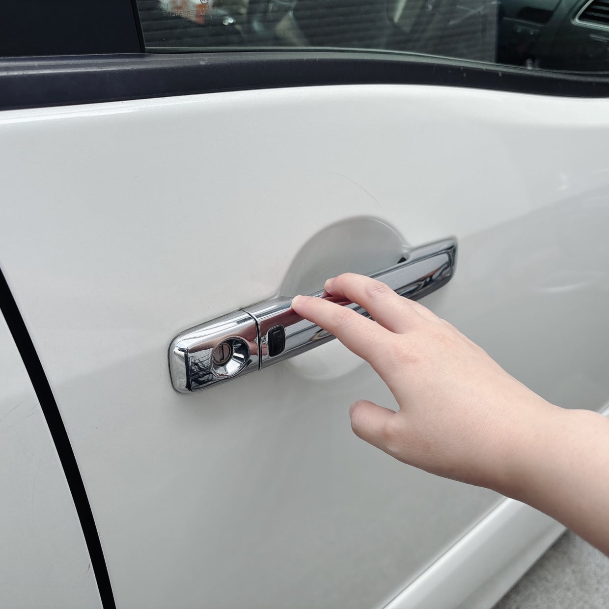  夏でも油断禁物！車の静電気を防ぐ【意外過ぎるワザ】「降りる前の動作を変えるだけ」 