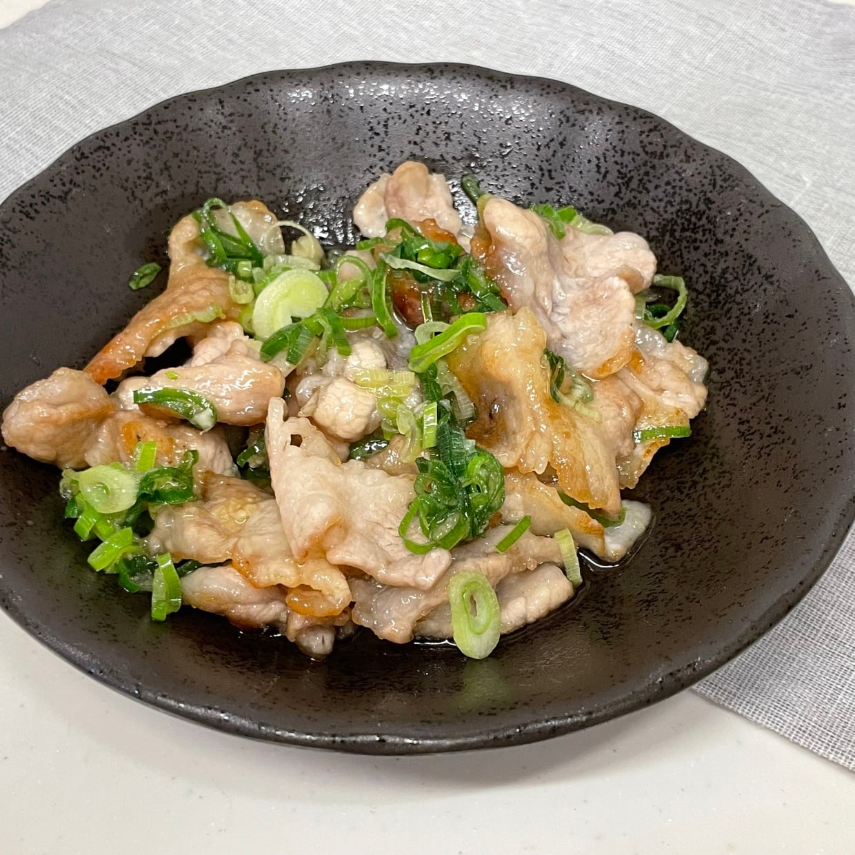  【フライパンですぐできる】ご飯が消える“ねぎ塩ガーリックポーク”「暑い日の夕飯に」 