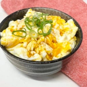 朝「卵」に10g加えるだけ。いつものご飯がやみつきの味に【忙しい日の朝ごはん】
