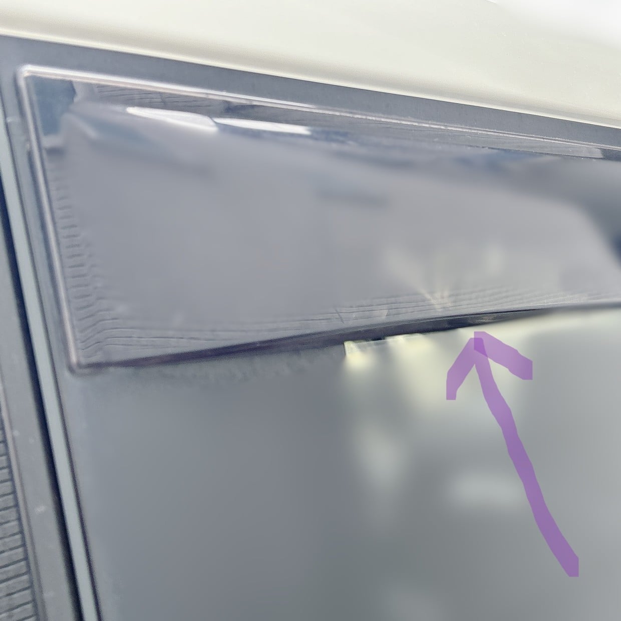  知らなかった。「車の窓の上」にある“なぞの屋根”の正体と2つの役割 
