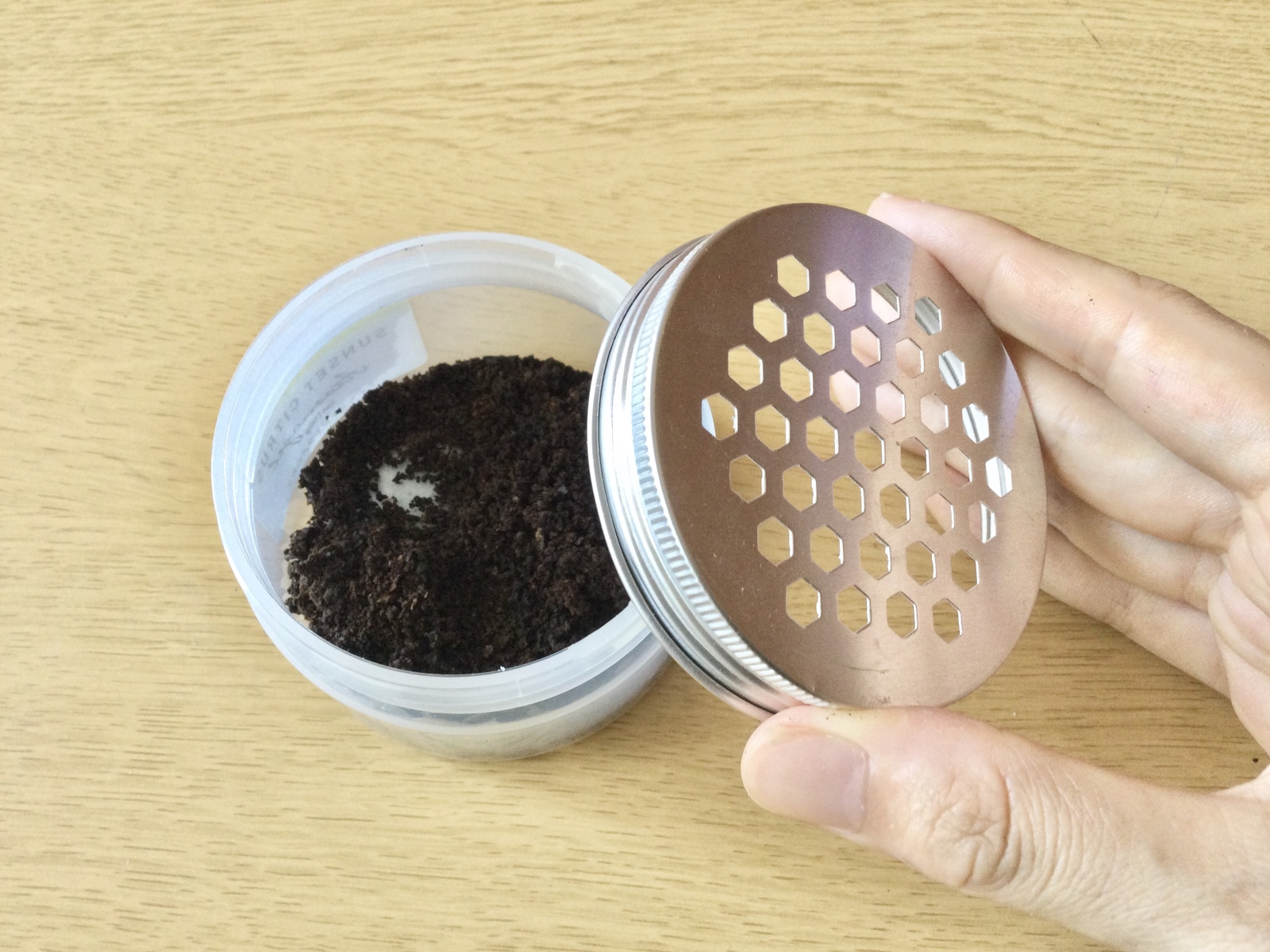 コーヒーかすを入れて消臭剤として活用
